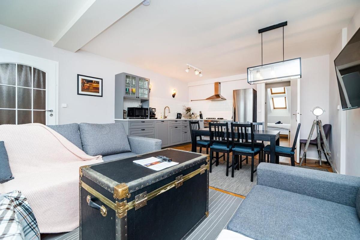 Central, Spacious, Modern 5 Bedrm Duplex W/Balcony Prag Exteriör bild