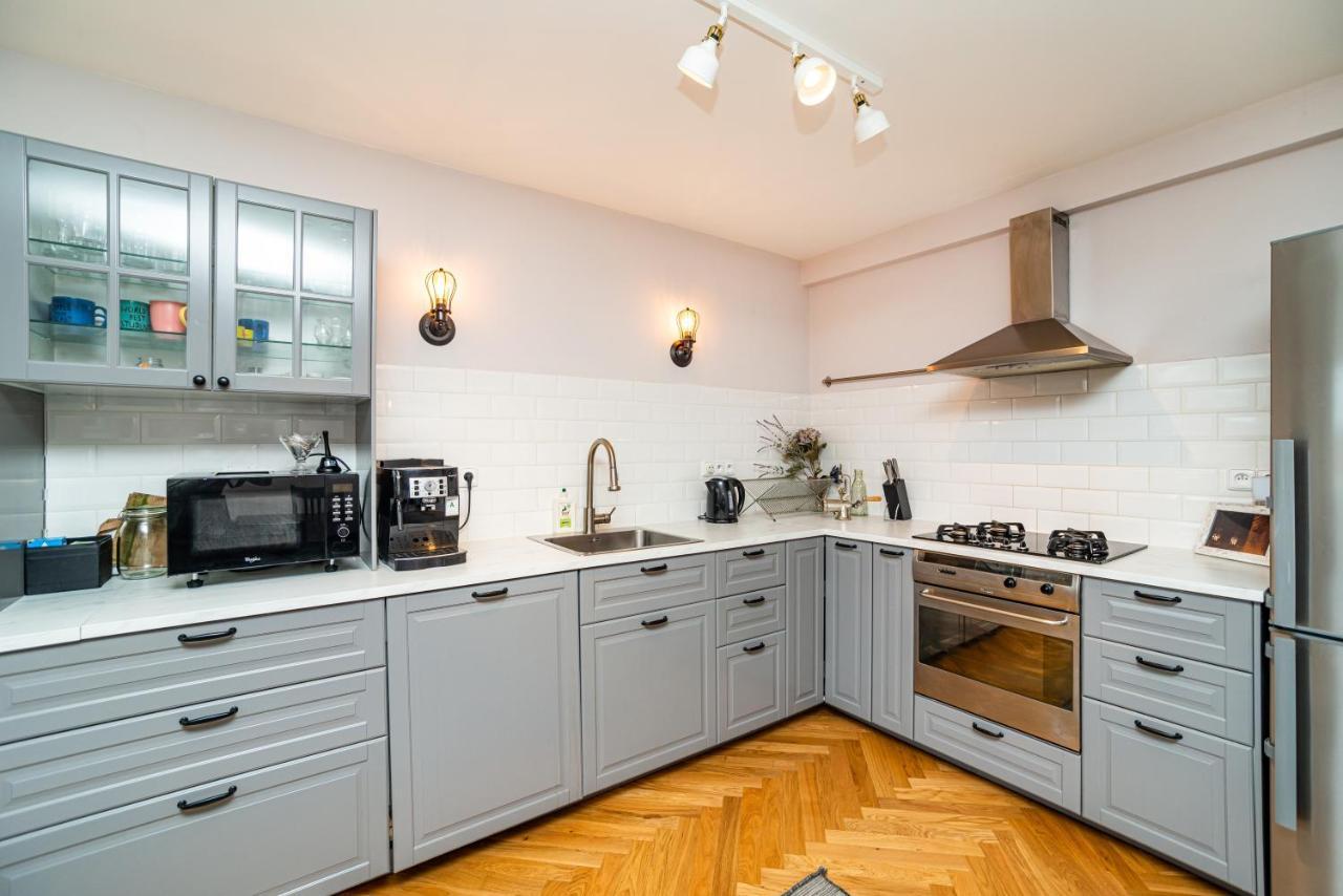Central, Spacious, Modern 5 Bedrm Duplex W/Balcony Prag Exteriör bild