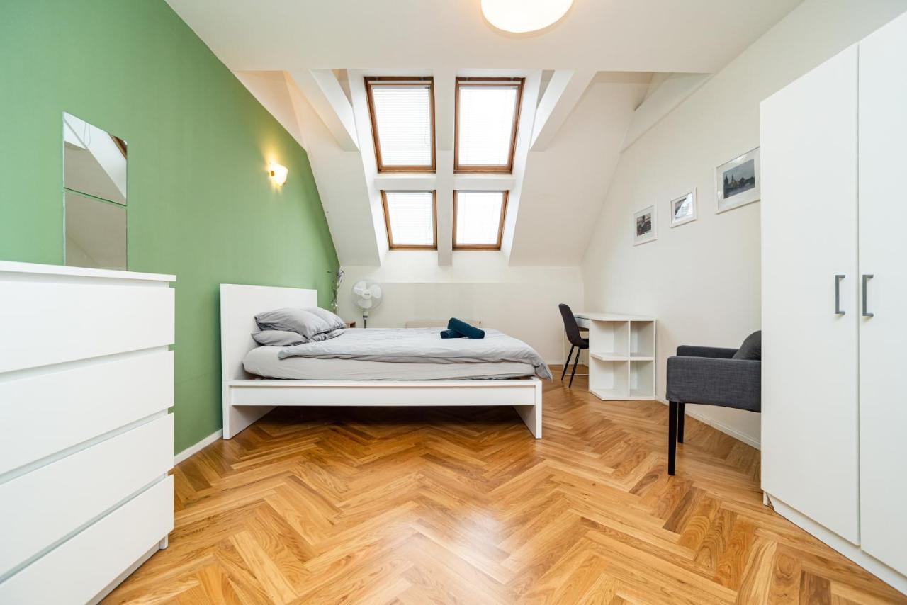 Central, Spacious, Modern 5 Bedrm Duplex W/Balcony Prag Exteriör bild
