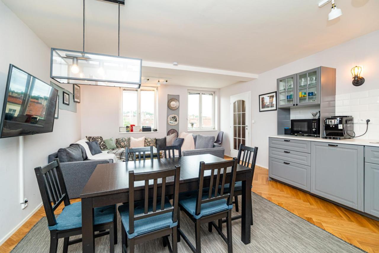 Central, Spacious, Modern 5 Bedrm Duplex W/Balcony Prag Exteriör bild