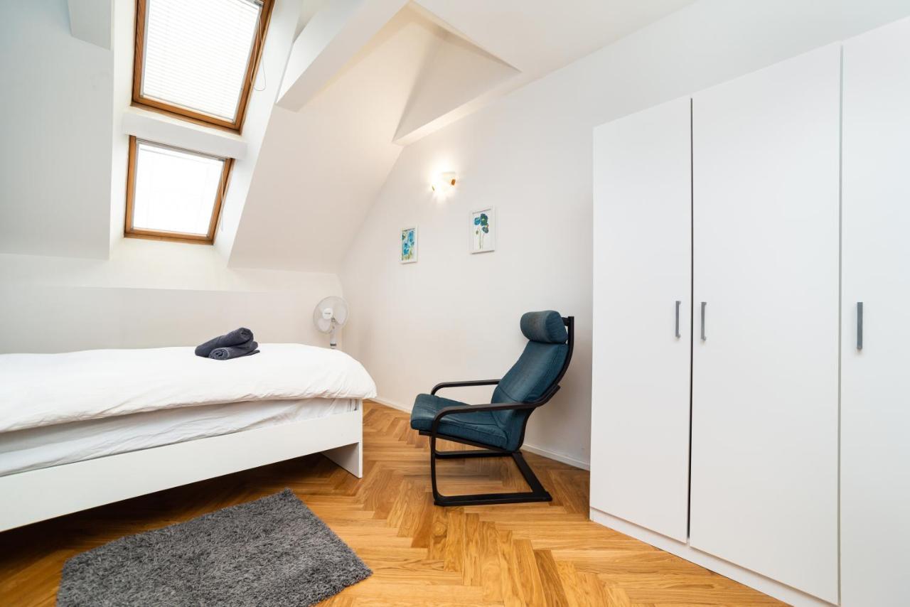 Central, Spacious, Modern 5 Bedrm Duplex W/Balcony Prag Exteriör bild