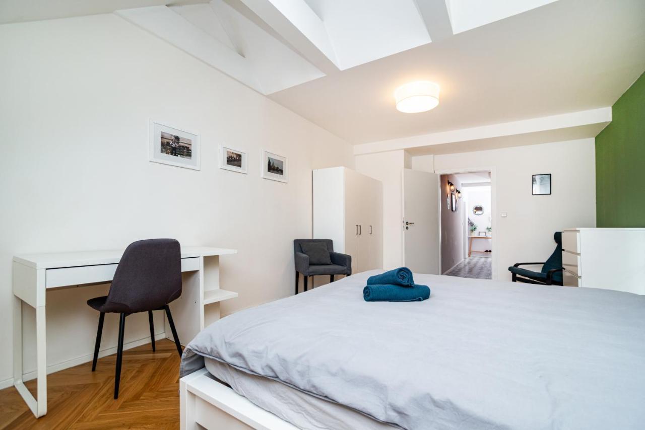 Central, Spacious, Modern 5 Bedrm Duplex W/Balcony Prag Exteriör bild